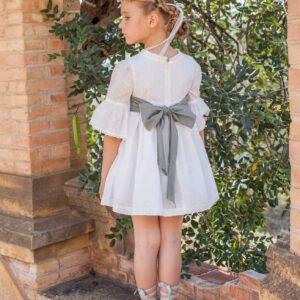 Vestido Cerimónia Branco com faixa verde oliva
