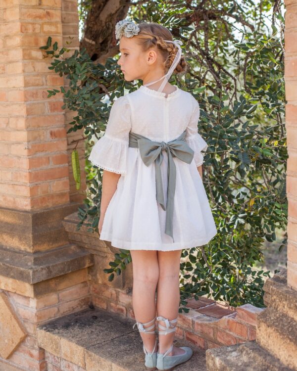 Vestido Cerimónia Branco com faixa verde oliva