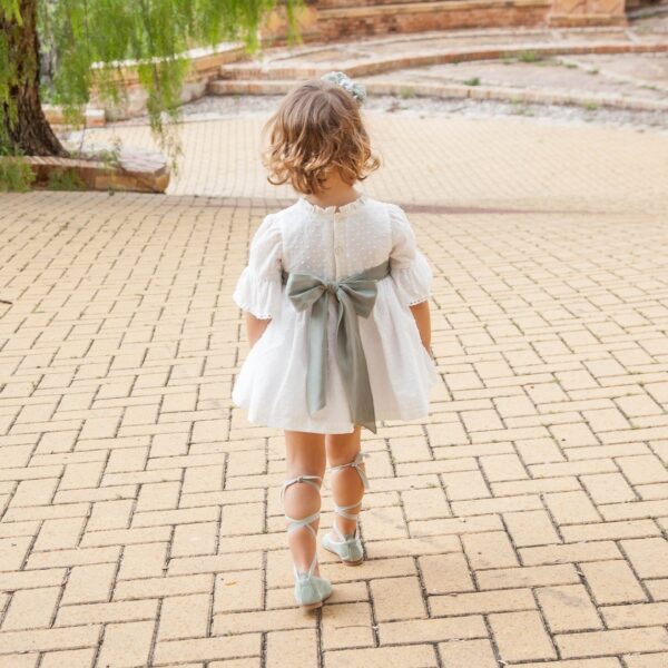 Vestido Cerimónia Branco com faixa verde oliva - Image 2